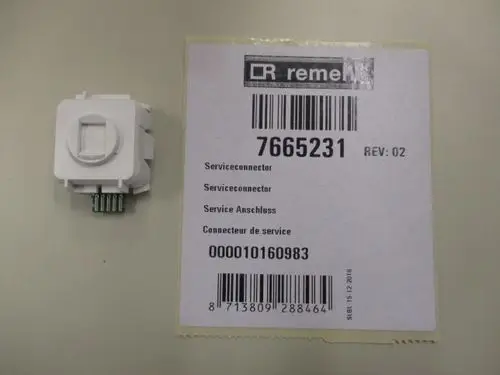 Wartungsanschluss von Remeha, rechteckig mit mehreren Anschluss-Pins an der Unterseite und einem kreisrunden Ausschnitt auf der Vorderseite. Verpackung mit Artikelnummer.